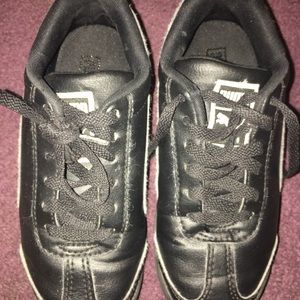 Boys black puma Roma.